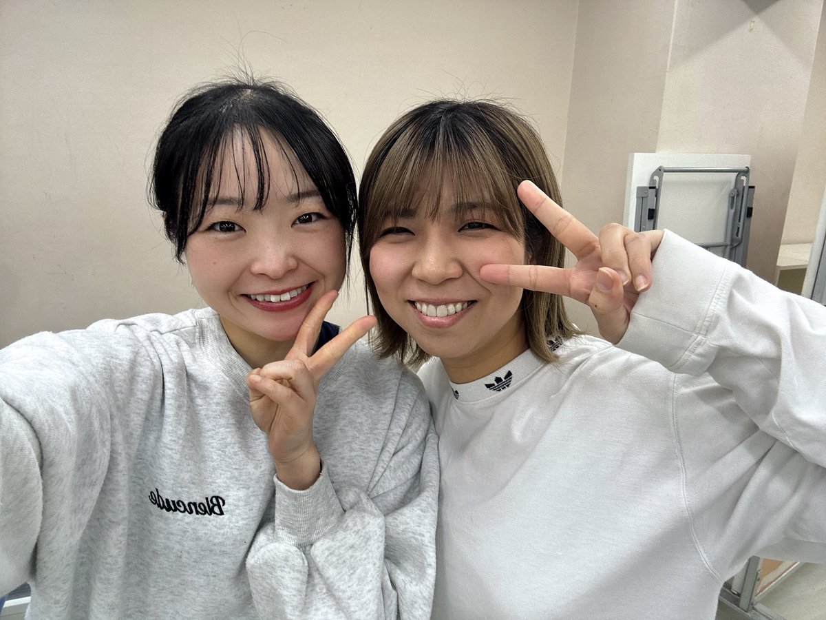 04maria_s's tweet photo. 稽古最終日
あいちゃんと写真撮れて嬉しかったァ🩷

シングル決まってからすぐ声掛けてくれて、そばにいてくれて…
本当にありがとう🫶

さくらさんのシーン大好き🎂

#レディゴ2025 
#マカロン2025 https://t.co/sYZ4tzaPO2
