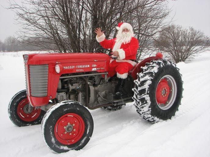 Santa doesn't travel by sleigh, he travels by tractor 💪🎅🚜

📸 Ally Cat
