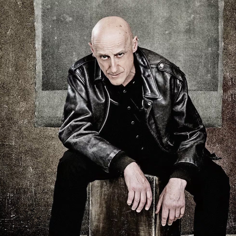 Buenas tardes, indiefamily. Empezamos esta semana corta con una noticia luctuosa. La muerte de Jorge Martínez, líder de <a href="/IlegalesRock/">Ilegales</a>. Uno de sus grandes temas será "El Clásico" del próximo viernes. Descansa en paz.

alacant-indie.blogspot.com/2025/12/notici…