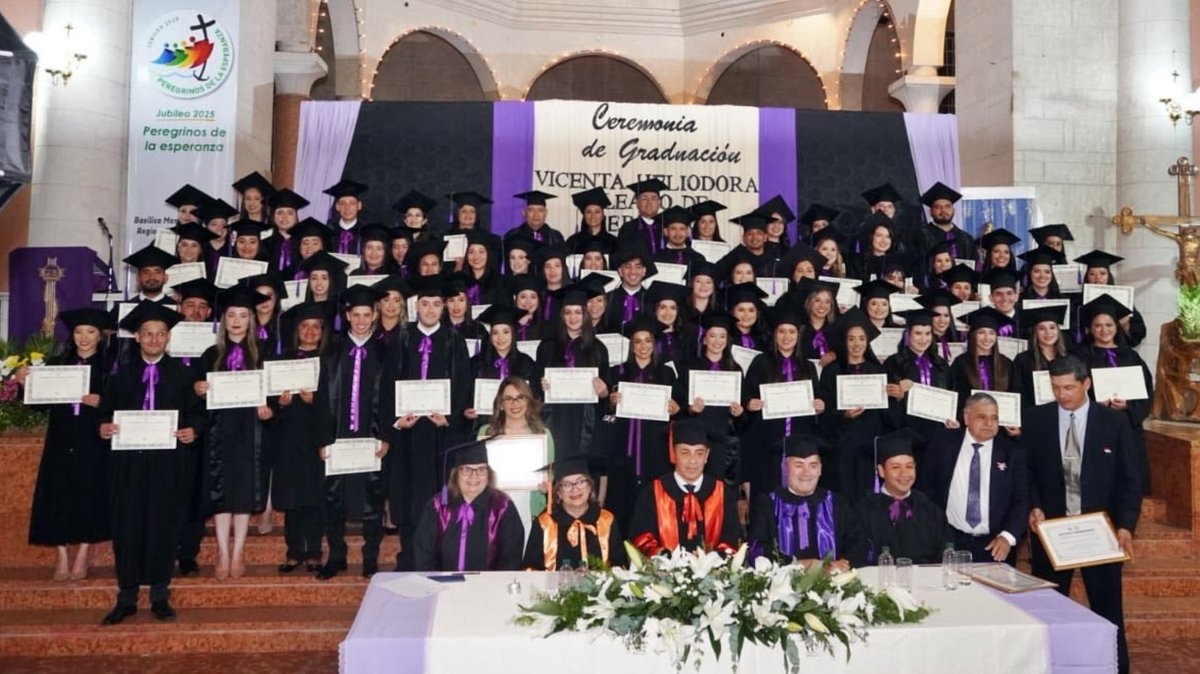 La Facultad de Ciencias Contables de la UNP realizó su ceremonia de graduación en la Basílica Menor Nuestra Señora del Pilar, destacando el esfuerzo y la dedicación de los nuevos profesionales. La institución felicita a la Promoción 2024-2025 por este importante logro.