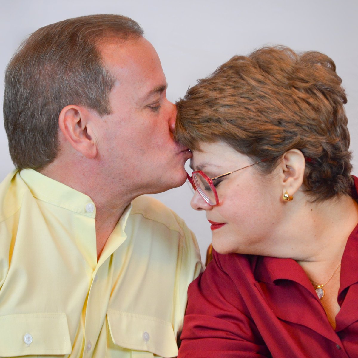 Papá,

Hoy se cumplen 200 días desde tu secuestro. 

No hay un solo día en que no pensemos en ti.

Te extrañamos muchísimo. Extrañamos tus palabras, tu manera de acompañarnos y estar presente incluso a través de una pantalla, y tu inagotable fuerza para animarnos.

Tu ausencia se