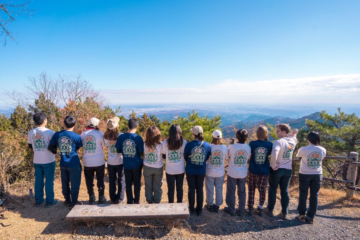 poolo_climbing's tweet photo. 11月は御岳山@東京

登山部で、0からTシャツを作り、そのTシャツのお披露目会として、山に登ってきました⛰️

山頂では、16人全員同じTシャツでパシャリ📷

2025年もありがとうございました！5年目のPOOLO登山部もよろしくお願いします！ https://t.co/8gcK9Ocjp9