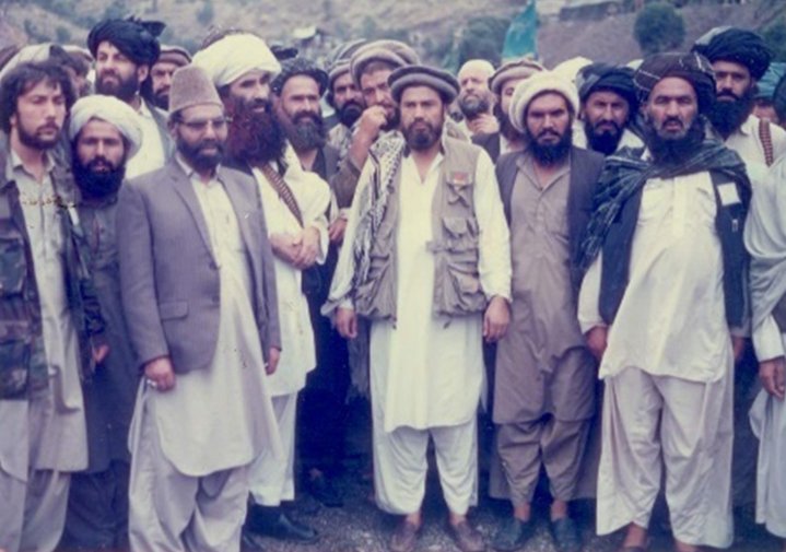 د جهادي تنظيمونو د راټولولو او يوالي هڅې! 
د ثور له کودتا وروسته حقاني صاحب د جهاد د انسجام په موخه له خپلې کورنۍ سره ځدراڼو ته ستون شو. د پېښور له تنظيمو سره يې اړيکې د جهاد او مجاهدينو د سياسي استازولۍ تر کچې پېيلې وې، ځکه خو يې د جهاد ليکو او لښکر ته د تنظيمونو د اغېز او سليقه