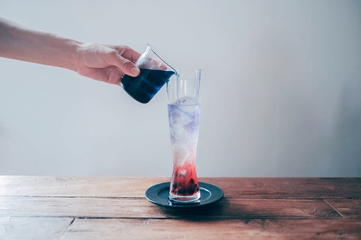 日々を機嫌良く暮らすコツは「ご機嫌な人のそばにいる」以外ないと思う。不機嫌やイライラや暗いきもちは伝染する。優しい自分でいたいなら優しい人のそばに、素直でいたいなら素直な人のそばに。距離を取るのは勇気がいるけれど、それもすべき人生の決断だよな、とふと思う夜。