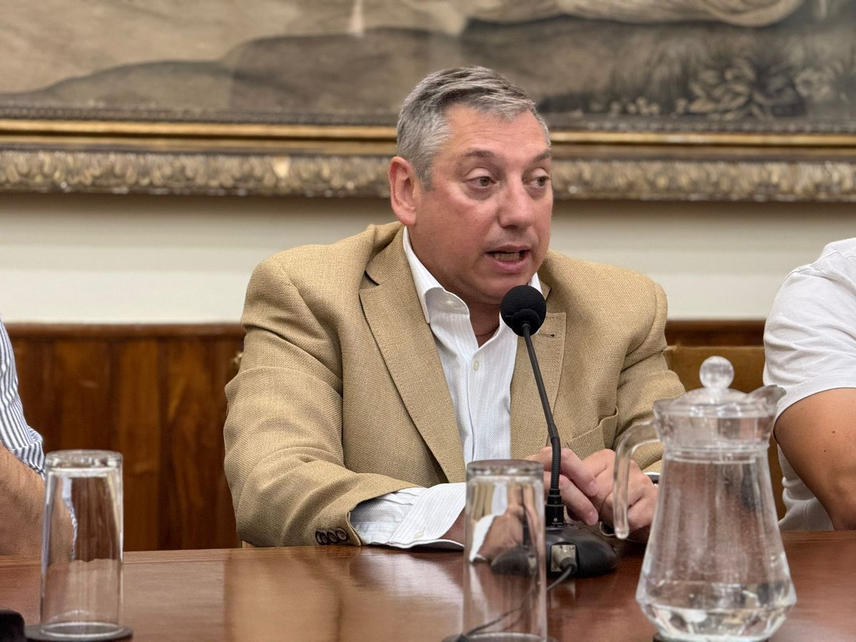 El Intendente <a href="/PajaroEnciso/">Carlos Enciso Christiansen</a> y ADEOM firmaron un acuerdo que fortalece la carrera funcional y las condiciones laborales: presupuestación, mejora salarial, salud laboral, negociación permanente y soluciones habitacionales.
Seguimos construyendo #UnNuevoTiempoParaFlorida