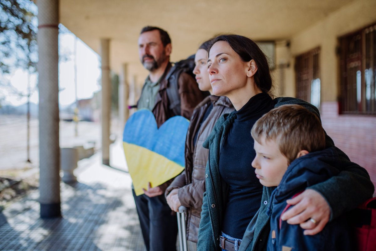 Jak wygląda dziś sytuacja życiowa i zawodowa imigrantów z Ukrainy i Białorusi? Najnowsze badania NBP pokazują, że wielu cudzoziemców znalazło stałą pracę, uczy się języka i stopniowo się zadomawia. Widoczne są jednak także różnice między obiema grupami – w aktywności zawodowej,