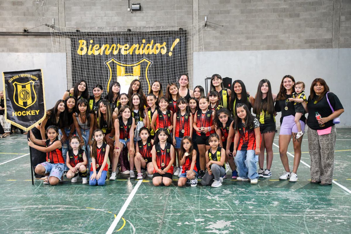 ClubMadryn's tweet photo. CIERRE DE AÑO PARA LAS ACTIVIDADES DEL AURINEGRO

Todos los representantes de cada disciplina y cada categoría, estuvieron presentes hoy en el cierre de año, en el Gimnasio “Alfredo Barragan”.

Con el presidente, Ricardo Sastre, y la comisión directiva de la institución, se llevó a cabo la entrega de presentes a cada jugador y jugadora del aurinegro.

Hemos pasado momentos grandiosos durante todo el año, y como ya es costumbre, volveremos a retomar las actividades en 2026 y con más fuerza que nunca!

Aguante Madryn, y su gente! 💛🖤