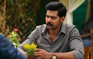 indoeigadokokai's tweet image. 『イレブン』はホラーじゃないです.でもこのスチールを見れば勘違いしますよねえ……ただの謎解きじゃないですよ.面白いです.ホントは本国リリースすぐの公開予定だったんですが手間取りました.ごめんなさい
＃イレブン #インド大映画祭 #IDE ＃ナヴィーン・チャンドラ #ケイズシネマ #シネ・ヌーヴォ