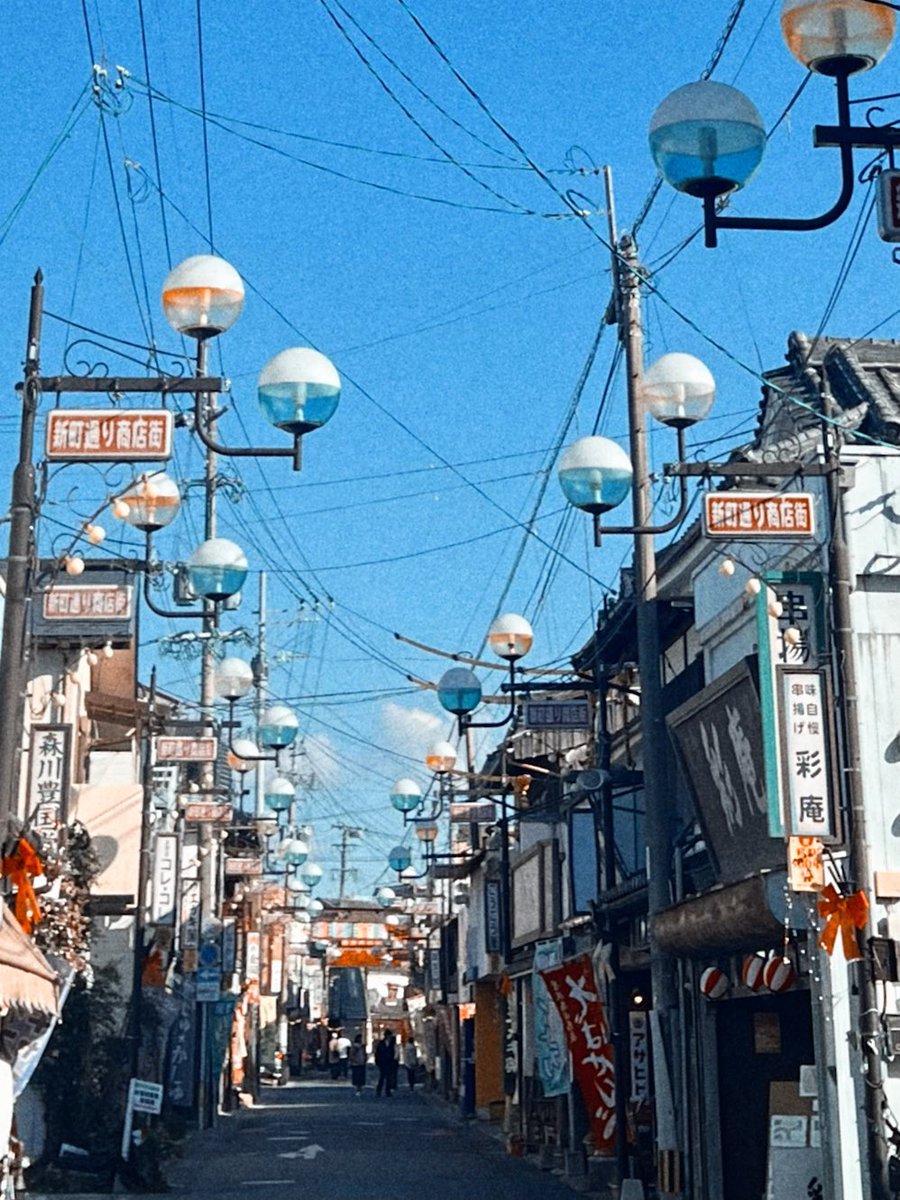 SRANKMAID's tweet photo. 豊後高田市の「昭和の町」へ立ち寄りました。
レトロポップな街灯や頭上を張り巡らす電線までもが、ノスタルジックな町の空気に溶け込んでいました。
フィルムカメラを忘れてしまったので、スマホの写真をそれっぽく加工しました。 https://t.co/Q6gd220RQW
