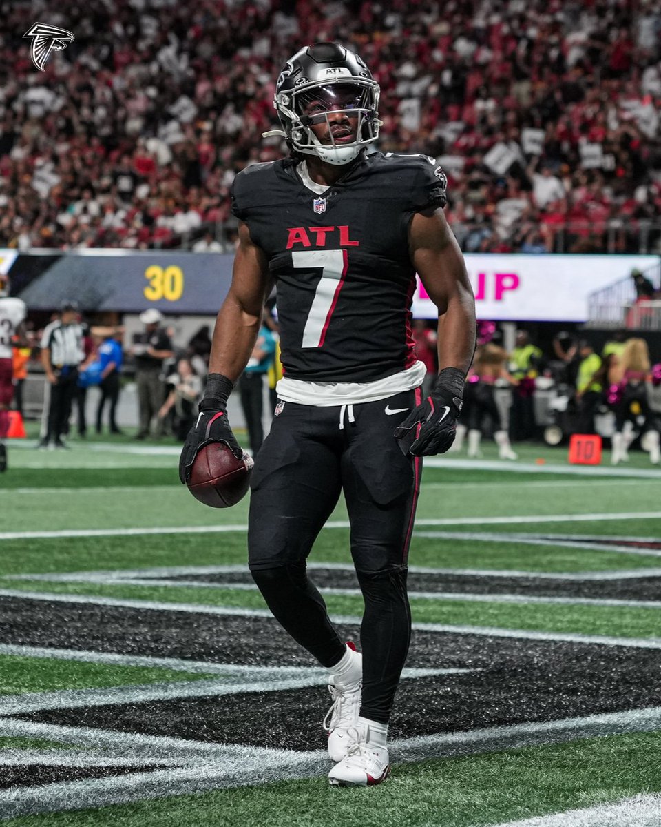 The third player in @NFL history through his first three seasons with:
3,500+ rushing yards
1,500+ receiving yards
🔥 @Bijan5Robinson x #ProBowlVote