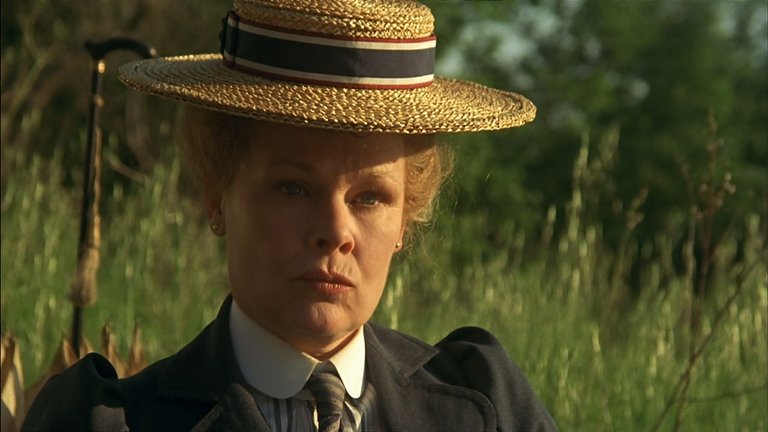 9 de diciembre: #JudiDench (1934) cumple 91 años y su elegancia sigue brillando. La M del #JamesBond de #PierceBrosnan y #DanielCraig pero también en #EnriqueV #HenryV o #Unahabitaciónconvistas #Aroomwithaview y #Oscar por #ShakespeareinLove