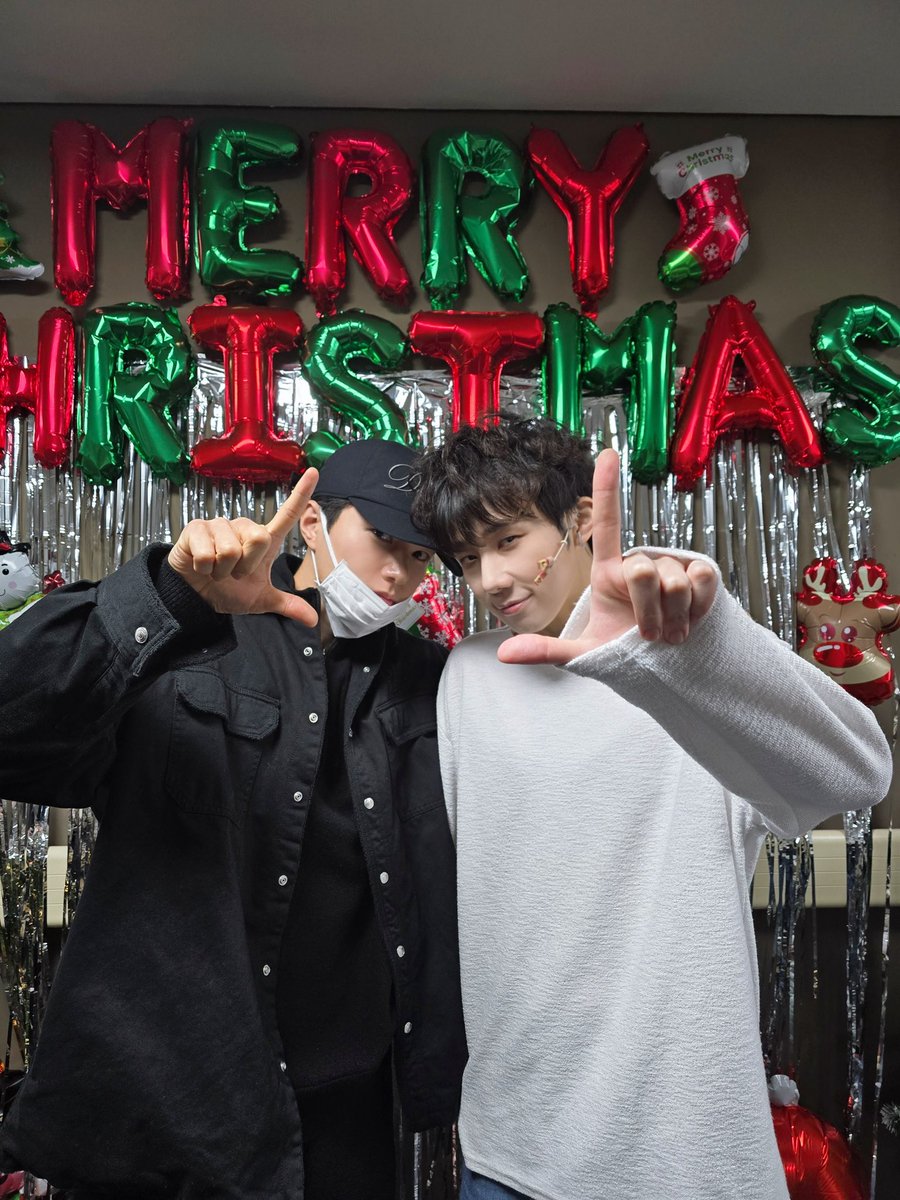 [📷] 뮤지컬 <데스노트>

뮤지컬 <데스노트> 𝐋'𝐒 𝐖𝐄𝐄𝐊에 찾아간
엘과 엘의 만남😍

#김명수 #KIMMYUNGSOO #엘 #L 
#김성규 #KIMSUNGKYU
#INFINITE #인피니트 
#뮤지컬 #데스노트