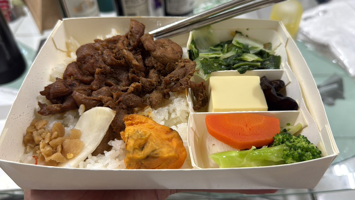 每到年末又是加班辦活動跟吃活動便當的輪迴
今天晚餐：活動的便當
今天宵夜：剩下的活動便當
明天午餐：兩個剩下的活動便當