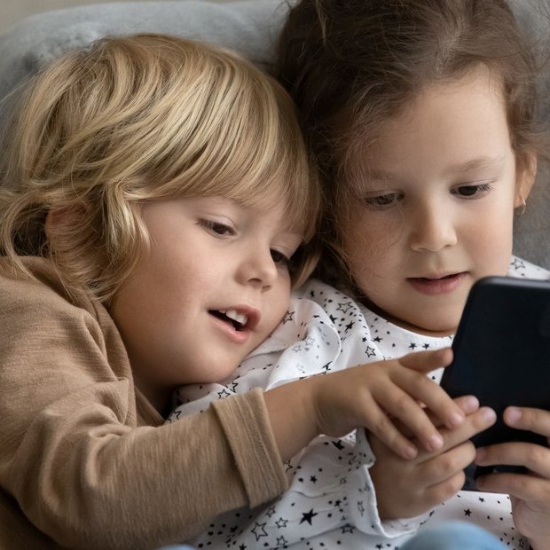 LOS PADRES DE UN COLEGIO ACORDARON QUE SUS HIJOS NO TENGAN CELULAR HASTA LOS 13

Más de 300 familias del colegio primario San Nicolás, en Mendoza, impulsaron el Pacto Parental, un acuerdo para retrasar el primer celular hasta los 13 años y el acceso a redes sociales hasta los 16,