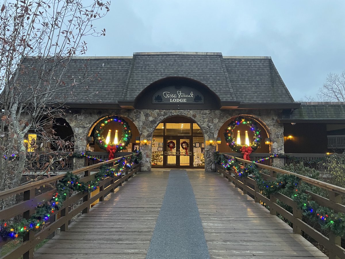 KYStateParks's tweet image. Holiday magic is waiting at Greenbo Lake State Resort Park! 🎅✨

Enjoy the Christmas Market &amp;amp; Lights, cozy up by the fireplace, dine at the lodge restaurant, and soak in the festive décor.

Make it a getaway:
bit.ly/43MBFo4

#kystateparks #newkyhome