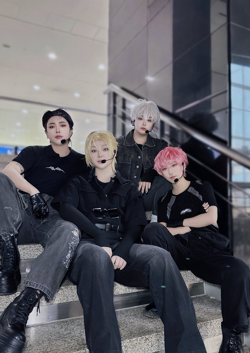 💙형이 찍어줬어요📷✨
✨💜💗❤️🖤✨