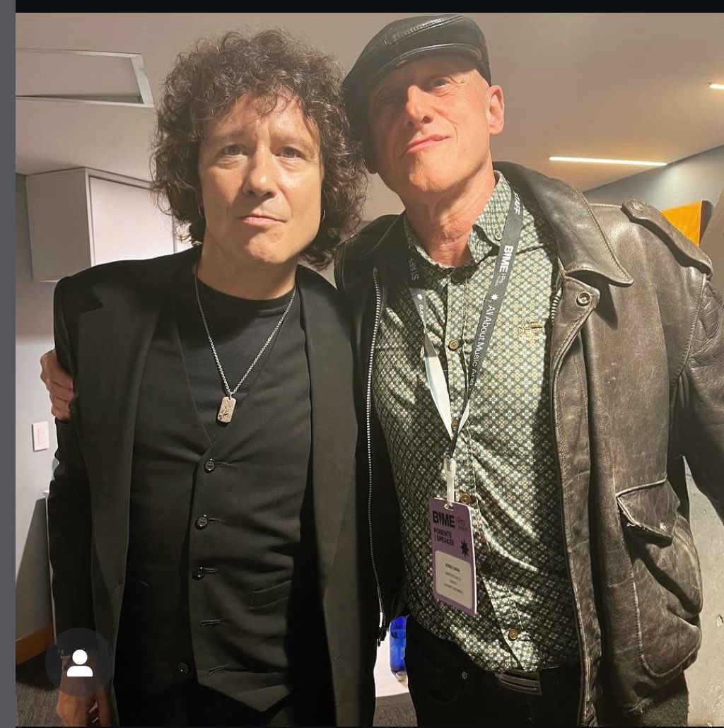 Nos ha dejado Jorge Martínez, cantante y compositor de la mítica banda española Ilegales. Los que crecimos con su música tenemos una deuda y agradecimiento eternos, por todos los inmensos e intensos momentos de placer que nos regaló. 
Recuerdo en los primeros encuentros con Juan