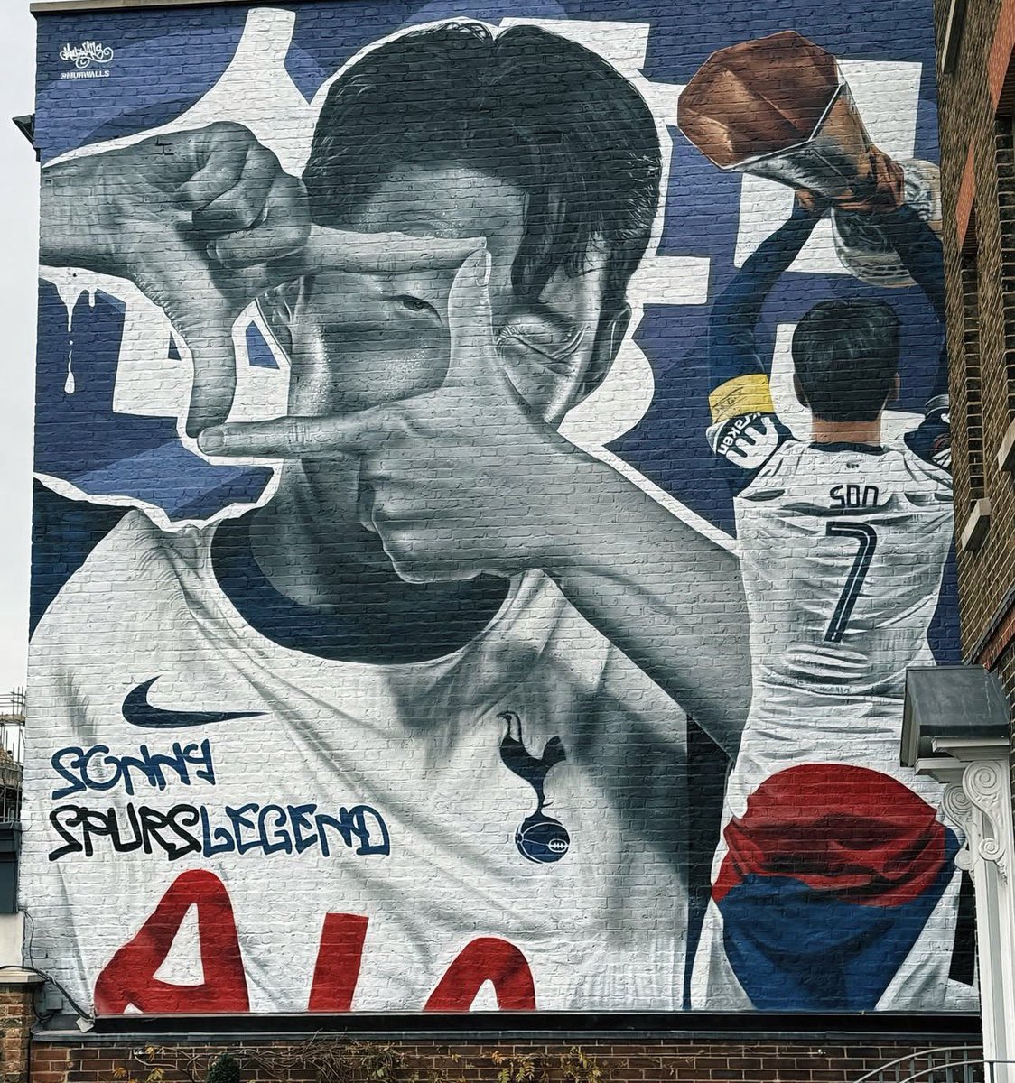 The Heung-Min Son mural is now complete. It looks absolutely fantastic.

#COYS #THFC