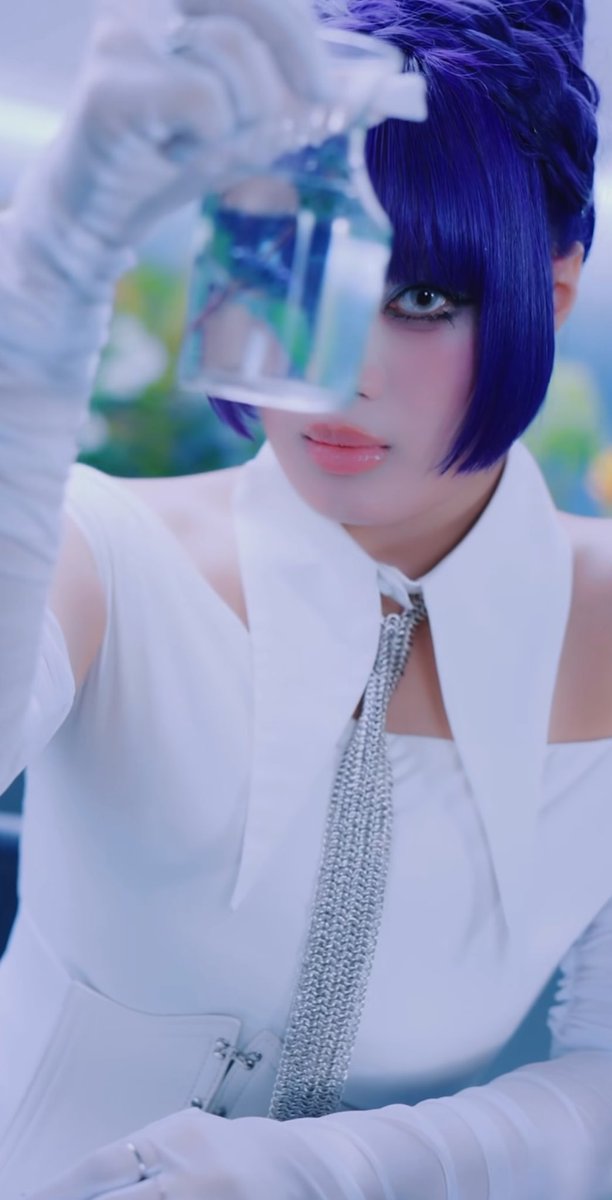 Hana⭐︎2点おまとめ 2枚目の瓶の中の花見てると思いきや、画面のこちら側と目が合うのが