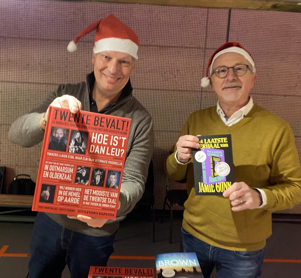 ...staat met Kees Schafrat op de kerstmarkt van Aventijn in het sportcomplex IISPA in Almelo.