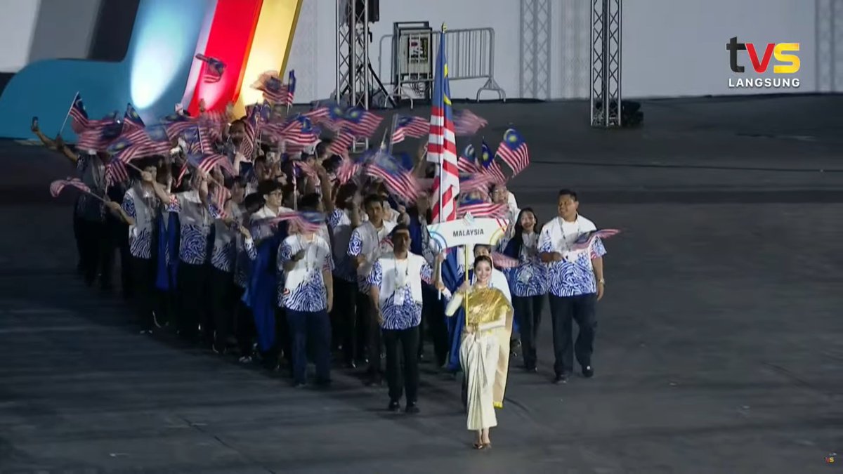 #SEAGames2025 Opening Ceremony

Athletes Parade - 🇲🇾 Malaysia

Flag bearer: Andre Anura Anuar &amp; Aaliyah Yoong

Good luck and all the best #TeamMAS!
