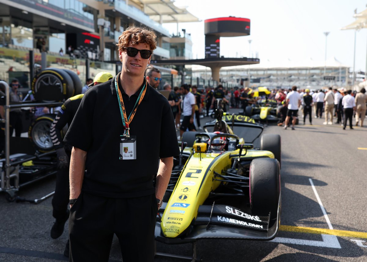 Formula2's tweet image. Official friend of @F1 ✅
Official big fan of #F2 ✅

A pleasure to see @janniksin on the grid on Sunday 🙌👋

#AbuDhabiGP