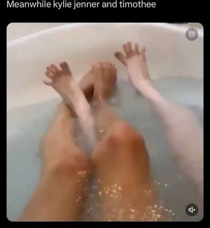 luamustd's tweet image. imposible verlos y no pensar en esta foto banco mucho esta pareja