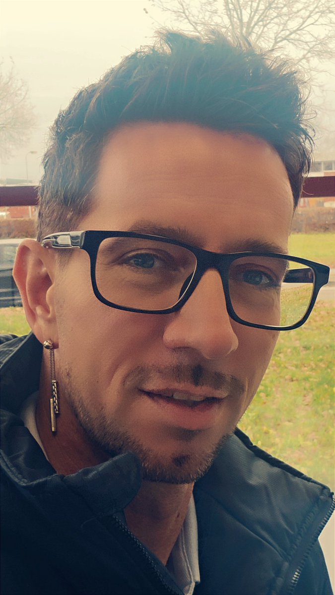 KevynvGorp's tweet image. Just me...

#workday #workmodus #foureyes #justme #gaydude #picturethis #December #earring #buddhatobuddha #glasses #armani #positivevibes #goodvibes