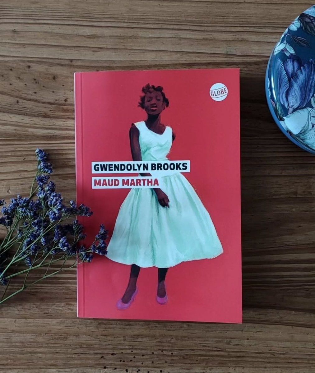 Ce petit bijou a été brillamment réédité en 2023 chez Globe. Gwendolyn Brooks est une poétesse afro-américaine qui n'a écrit qu'un seul roman, celui-ci, en 1953. Il est directement inspiré de sa vie. 

Ce roman est composé de trente-quatre courts chapitres, des tranches racontant