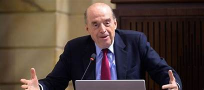 Alcesarlosuyo's tweet photo. 🚨Se cae la máscara: Leyva no es una víctima, es un imputado.Por fin las piezas del rompecabezas encajan. Muchos se preguntaban por qué Álvaro Leyva, el antiguo "canciller de la paz", decidió atacar repentinamente al Gobierno y al presidente Petro. Hoy, con la imputación de cargos por prevaricato por acción, la razón fluye de la sombra: no fue un acto de conciencia, fue una cortina de humo.
La Fiscalía confirmó lo que se sospechaba: sus decisiones caprichosas en la licitación de pasaportes no fueron errores políticos, fueron delitos que le costaron millones al país.
Ahora que el agua le llega al cuello, seguramente saldrá a gritar "persecución política" para tapar su realidad jurídica. Pero los hechos son claros: quien traiciona un proyecto de cambio para salvar su propio pellejo no es un perseguido, es un delincuente que debe responder.