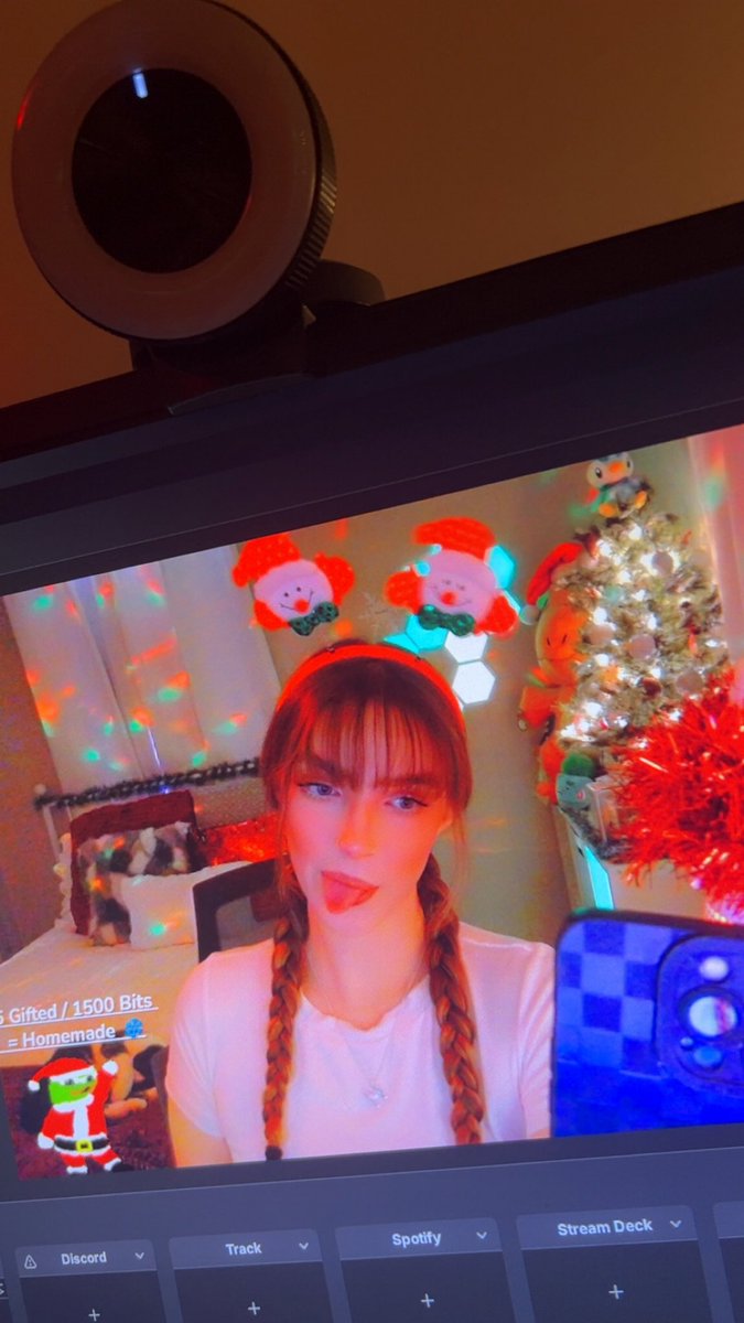 Cozy Christmas Stream Come Vibe :) twitch.tv/hashbrownzttv