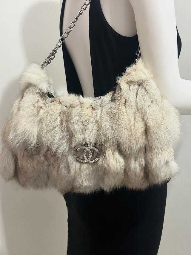 Dolcetier's tweet image. New Fuzzy Chanel Bags! :D ❄️

→ shorturl.at/4fjJW

#RobloxUGC #UGC #3DFashion #Fashion #Chanel