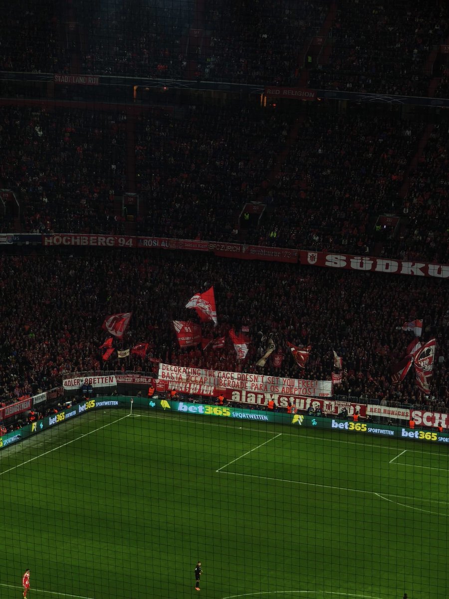 Faixa dos adeptos do Bayern

“Basta ZCEAP. Liberdade para os adeptos.”