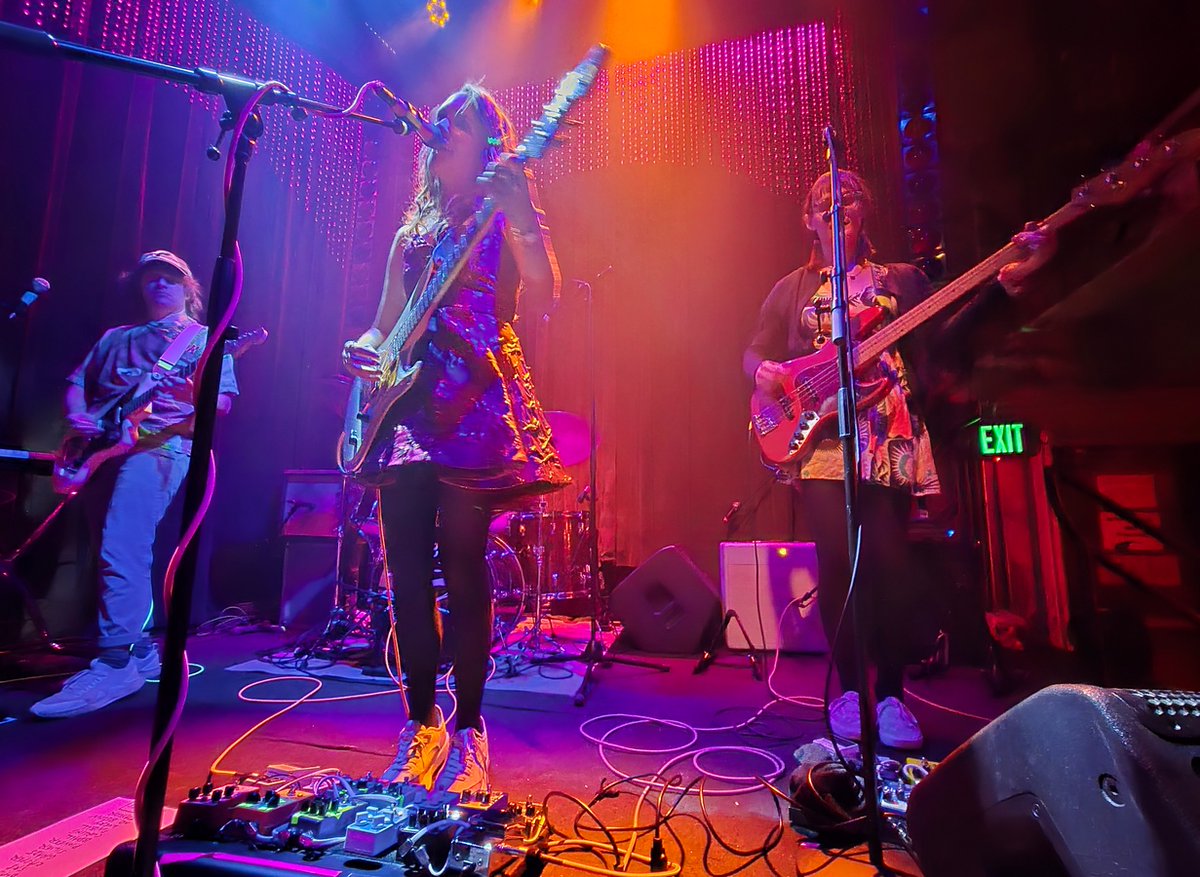 Last night, Speedy Ortiz at Johnny Brendas, bringing the heat on a frozen night. If Built To Spill hadn't announced a surprise tour for the end of the year, I would have begun and ended the year seeing Speedy
