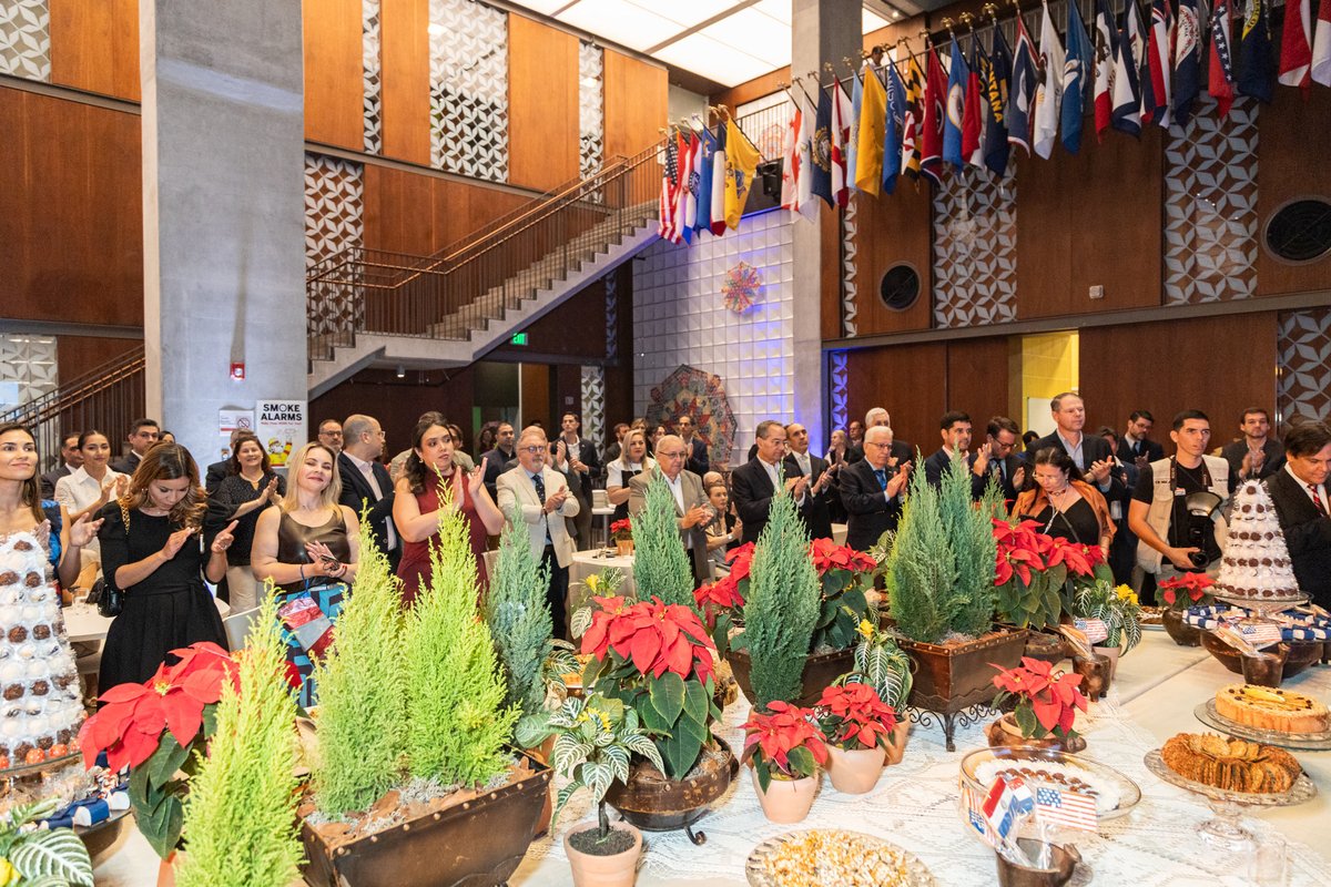 amcham_py's tweet image. ¡Brindis de fin de año en la Embajada! 🇺🇸

Celebramos lo construido en el 2025: vínculos que se fortalecieron, proyectos que crecieron y nuevas ideas que ya toman forma. 🥂

Gracias por acompañarnos y ser parte de un año especial. 💫

@FundacionAMCHAM @laembajada