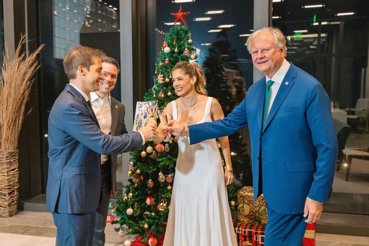 amcham_py's tweet image. ¡Brindis de fin de año en la Embajada! 🇺🇸

Celebramos lo construido en el 2025: vínculos que se fortalecieron, proyectos que crecieron y nuevas ideas que ya toman forma. 🥂

Gracias por acompañarnos y ser parte de un año especial. 💫

@FundacionAMCHAM @laembajada