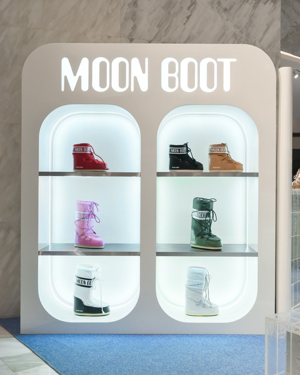 aDisenoMX's tweet photo. Moon Boot llegó a México, junto con un adorable hombre de las nieves. El Palacio de Hierro Polanco presentó una Pop Up Store —diseñada por amoATO Studio— que marcó el debut físico de la marca en nuestro país.
#desigm #diseño https://t.co/lh1ygUZRn7