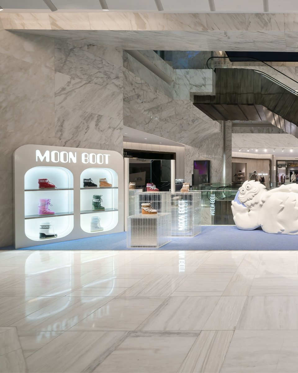 aDisenoMX's tweet photo. Moon Boot llegó a México, junto con un adorable hombre de las nieves. El Palacio de Hierro Polanco presentó una Pop Up Store —diseñada por amoATO Studio— que marcó el debut físico de la marca en nuestro país.
#desigm #diseño https://t.co/lh1ygUZRn7