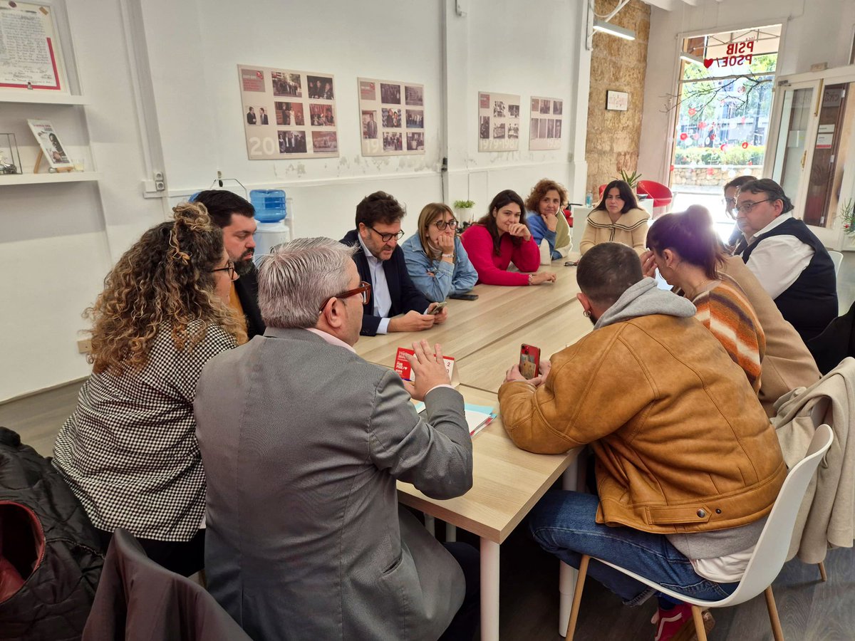 SocialistesInca's tweet photo. Avui, reunió setmanal del grup municipal dels @SocialistesInca per seguir avançant en la gestió del dia a dia i reforçar el treball en equip. 

Continuam treballant en diversos projectes i amb la mirada posada en continuar millorant la nostra ciutat. 💪 https://t.co/KI8aVHKWDp