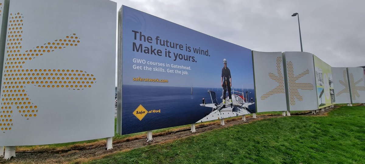 Huge 18 square metre Flexface skin sign installed at Newcastle International Airport today.
Our timing was perfect - tidying up after completion, just as the first drops of rain were starting to fall....👍🌧