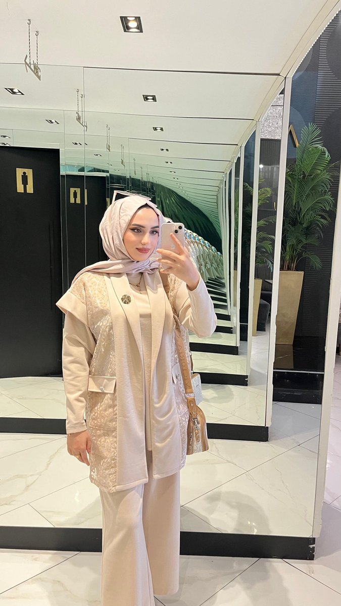 Bir çürümenin ortasında
Utancımıza tutunmuş
İyi şeyler düşünerek
Yaşamaya çalışıyoruz.