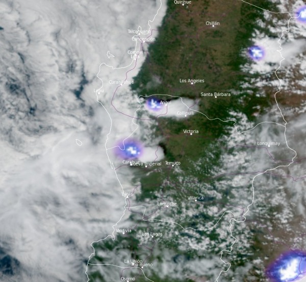 Ahora se activa otro Cb al norte de Carahue.
Esto se desarrolla muy rápido