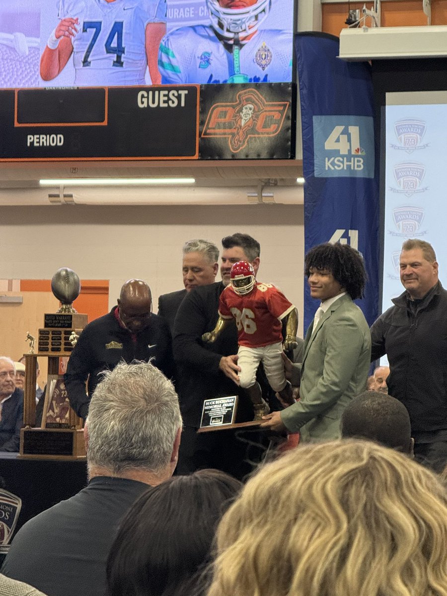 NKCHornetFB's tweet image. Let’s Go @KobeRhymes 👏😤🔥
Junior year capped off with the @SimoneAwards Buck Buchanan Award! 🏆
Outstanding player and young man! #EverythingEarned #HiveStrong