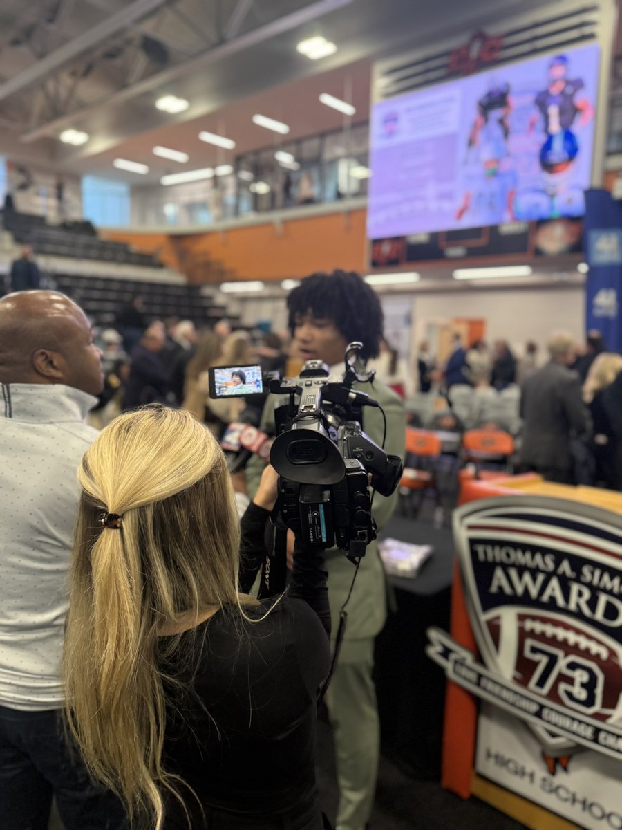 NKCHornetFB's tweet image. Let’s Go @KobeRhymes 👏😤🔥
Junior year capped off with the @SimoneAwards Buck Buchanan Award! 🏆
Outstanding player and young man! #EverythingEarned #HiveStrong