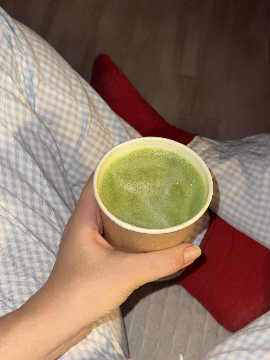 ну і шо, шо без світла
зато з матчею на банані 💅🏼