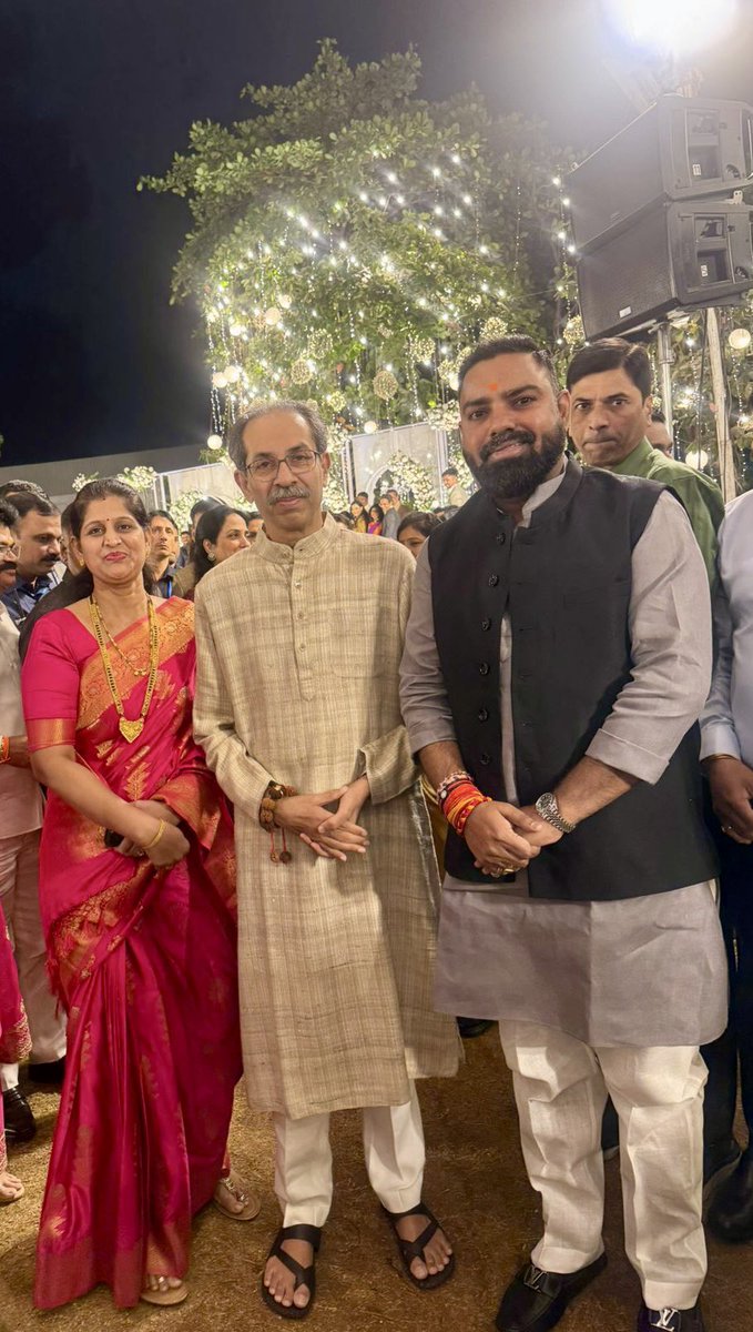 sunilpalvencp's tweet photo. शिवसेना (उद्धव बाळासाहेब ठाकरे) पक्षाचे सचिव मा.श्री. आदेश जी बांदेकर यांचे चिरंजीव सोहम बांदेकर व चि.सौ.का. पूजा यांच्या स्वागत सोहळ्यास उपस्थित राहून नवदांपत्यास सुखी वैवाहिक आयुष्यासाठी मनःपूर्वक शुभेच्छा दिल्या!
@aadeshbandekar https://t.co/w5jJgY1nnu