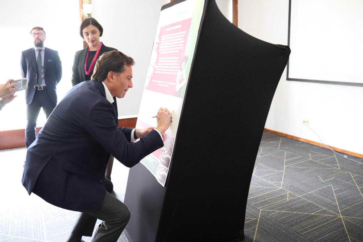 FedepalmaOrg's tweet image. En Bogotá, la ministra de Agricultura, @MCarvajalinoV, y el presidente ejecutivo de Fedepalma, Nicolás @perezmarulo, suscribieron los convenios ✍🏾 para la administración del Fondo de Fomento Palmero y el Fondo de Estabilización de Precios. 

Un paso clave para fortalecer el…