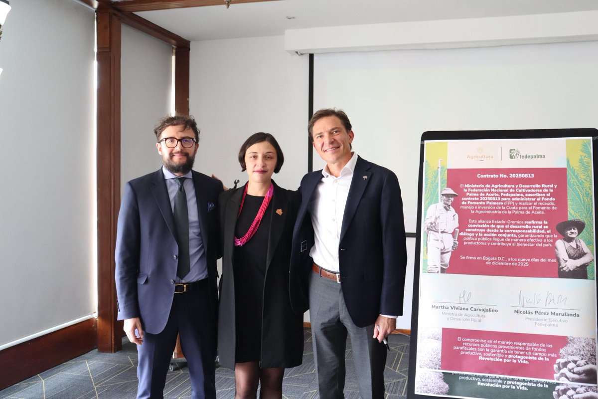 FedepalmaOrg's tweet image. En Bogotá, la ministra de Agricultura, @MCarvajalinoV, y el presidente ejecutivo de Fedepalma, Nicolás @perezmarulo, suscribieron los convenios ✍🏾 para la administración del Fondo de Fomento Palmero y el Fondo de Estabilización de Precios. 

Un paso clave para fortalecer el…