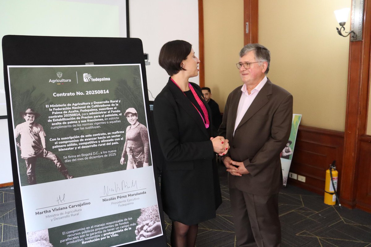 FedepalmaOrg's tweet image. En Bogotá, la ministra de Agricultura, @MCarvajalinoV, y el presidente ejecutivo de Fedepalma, Nicolás @perezmarulo, suscribieron los convenios ✍🏾 para la administración del Fondo de Fomento Palmero y el Fondo de Estabilización de Precios. 

Un paso clave para fortalecer el…