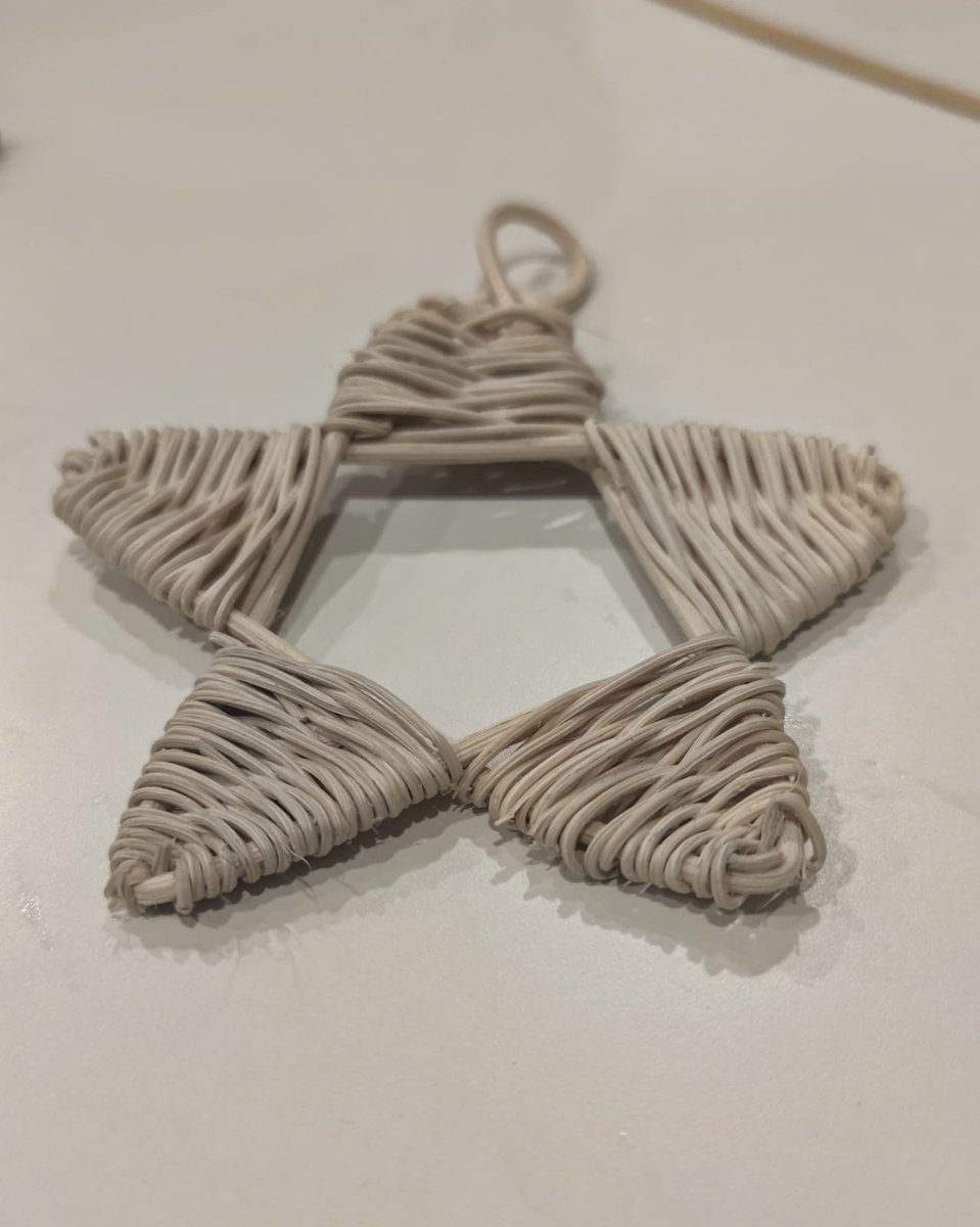 🎄Al taller per a adults de guarniments de #Nadal hem creat estrelles amb fibres naturals seguint la tècnica de la cistelleria tradicional. Han quedat genials per decorar l'arbre!
#Esparreguera #bibliotequesxbm